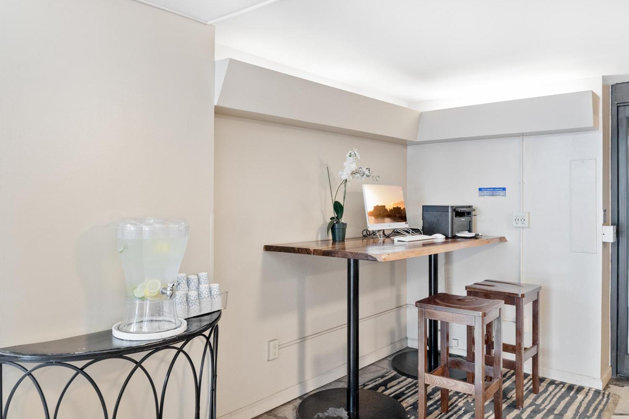 Steps To Waikiki Beach! Newly Renovated With 75" Tv هونولولو المظهر الخارجي الصورة