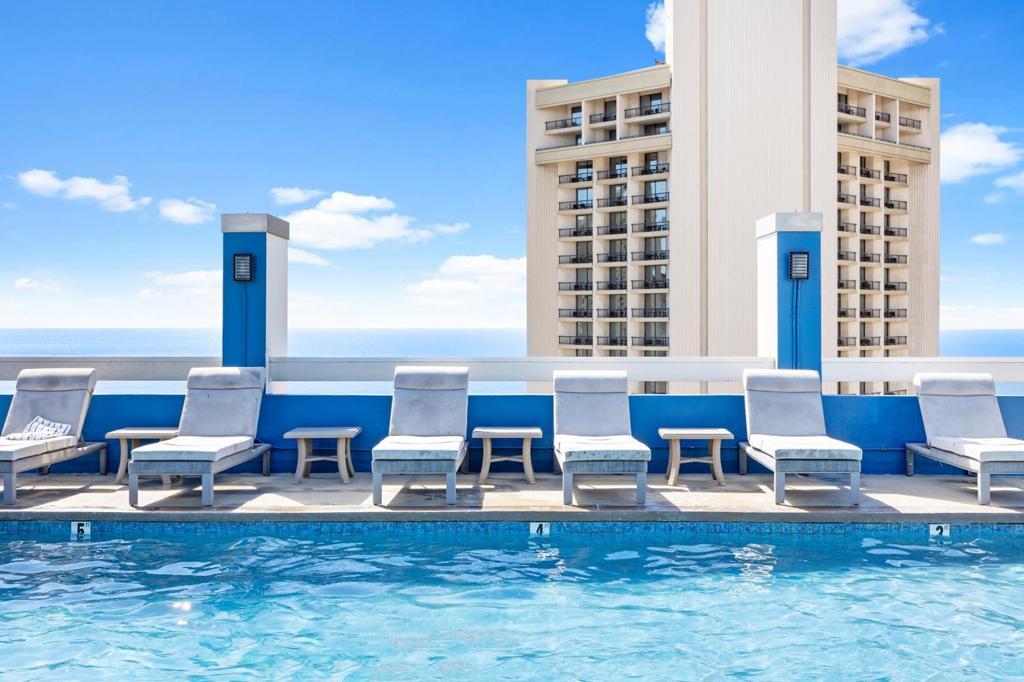 Steps To Waikiki Beach! Newly Renovated With 75" Tv هونولولو المظهر الخارجي الصورة