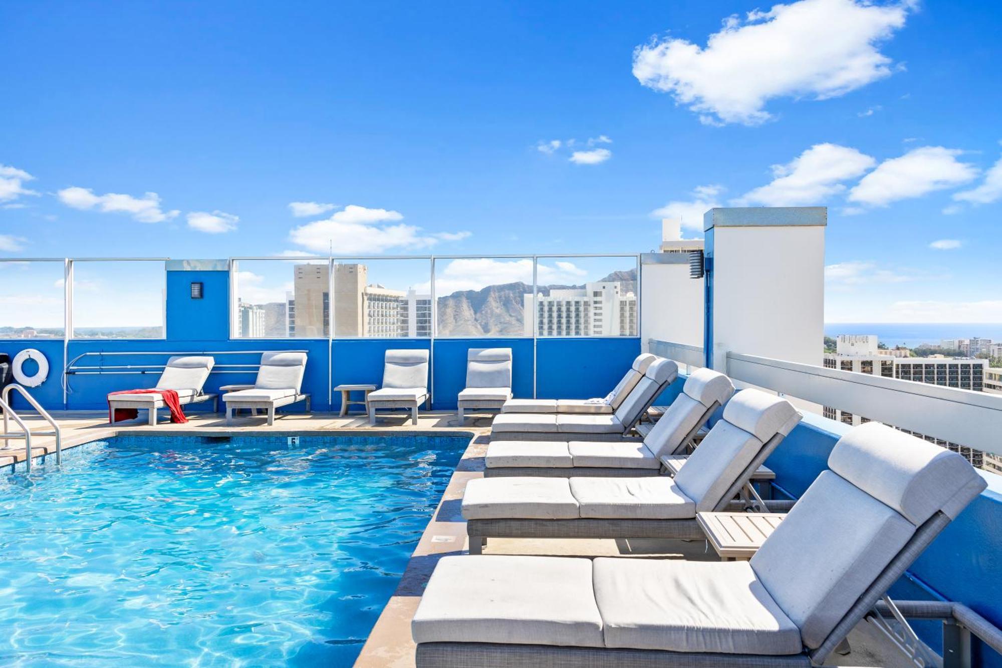 Steps To Waikiki Beach! Newly Renovated With 75" Tv هونولولو المظهر الخارجي الصورة