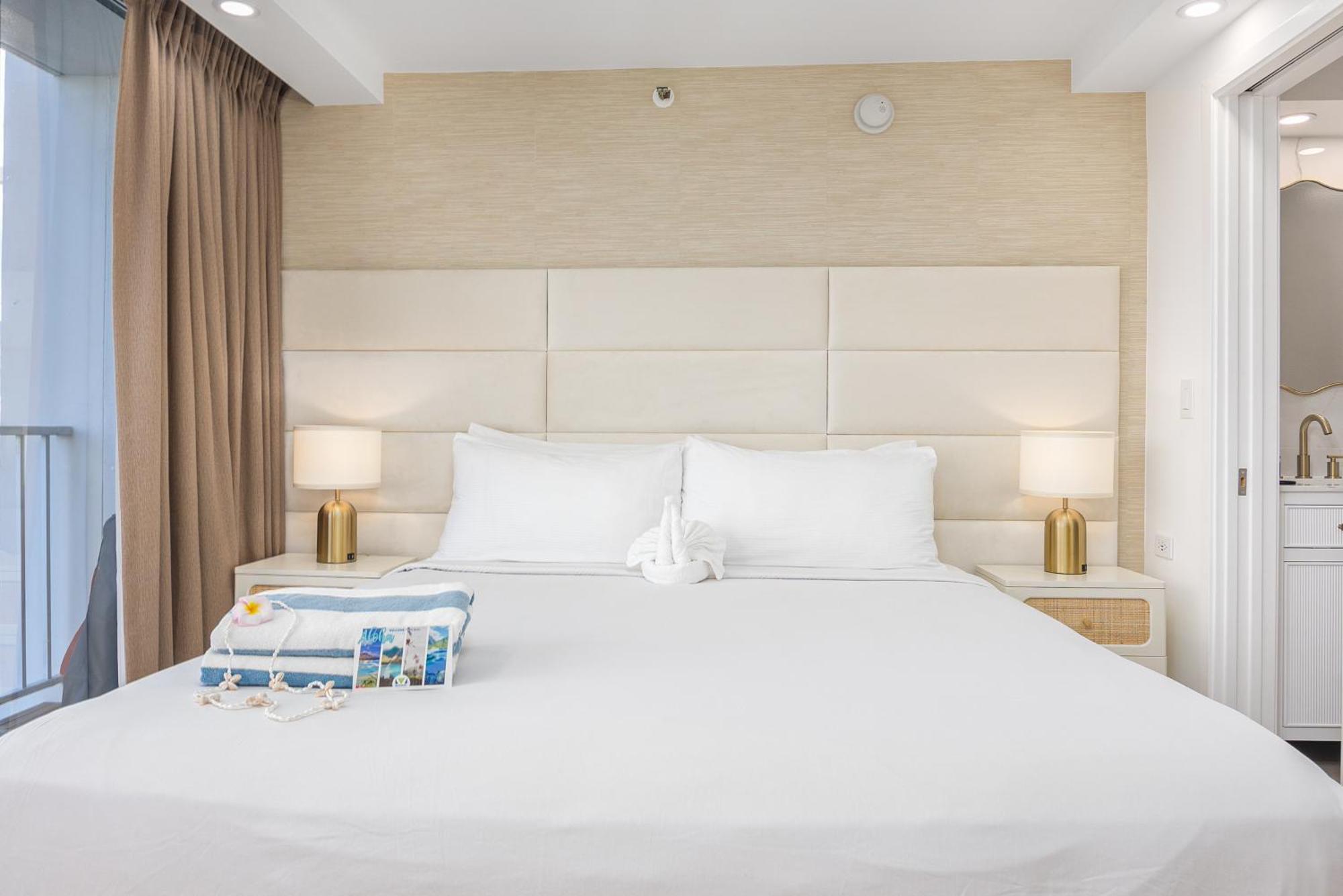 Steps To Waikiki Beach! Newly Renovated With 75" Tv هونولولو المظهر الخارجي الصورة