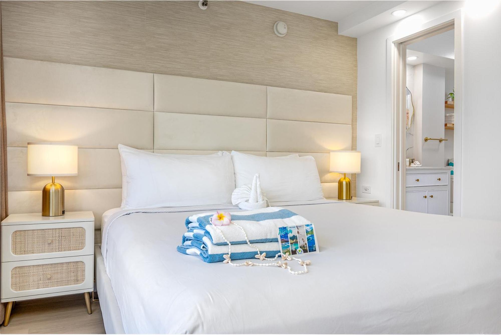 Steps To Waikiki Beach! Newly Renovated With 75" Tv هونولولو المظهر الخارجي الصورة