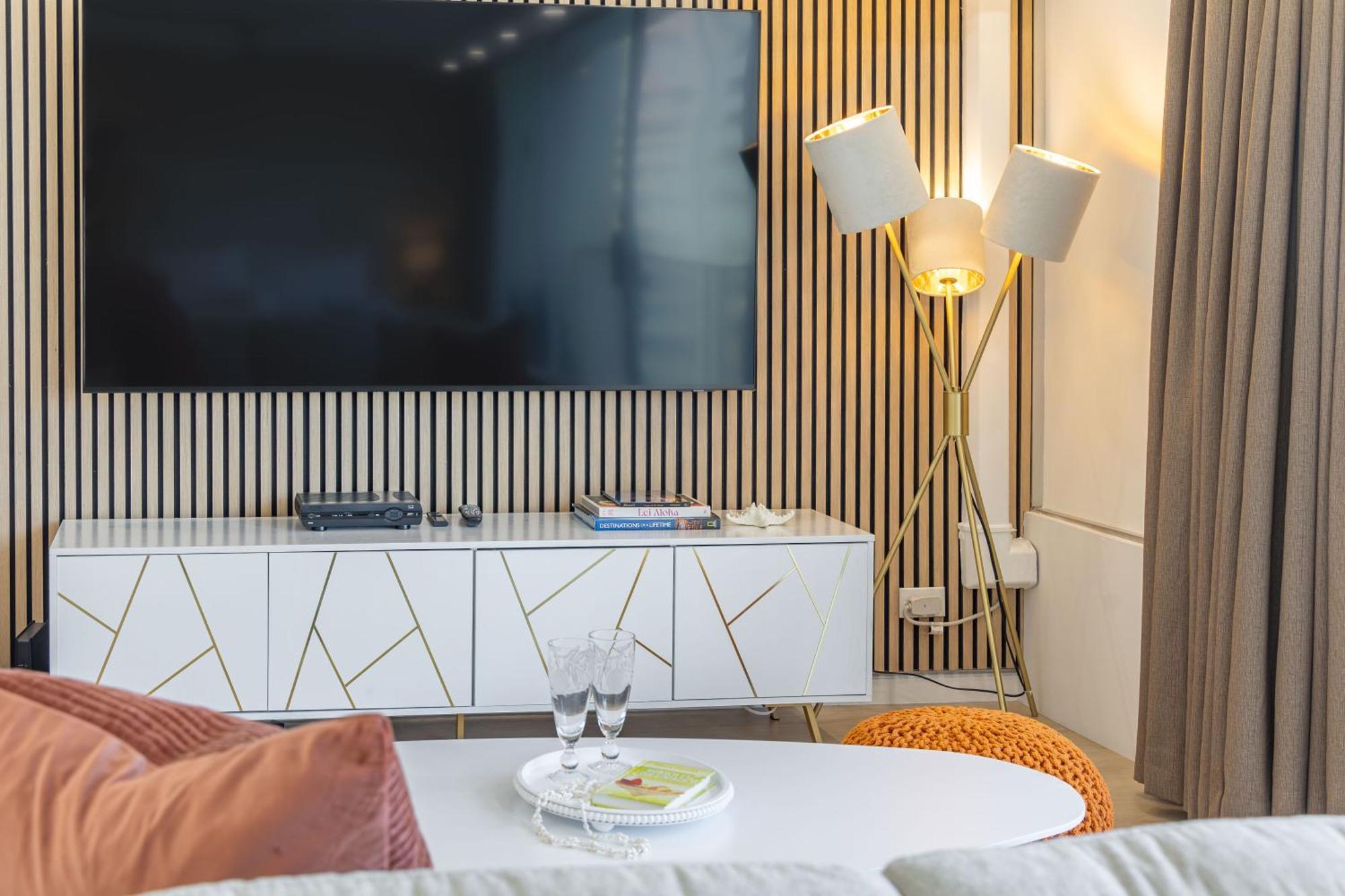 Steps To Waikiki Beach! Newly Renovated With 75" Tv هونولولو المظهر الخارجي الصورة